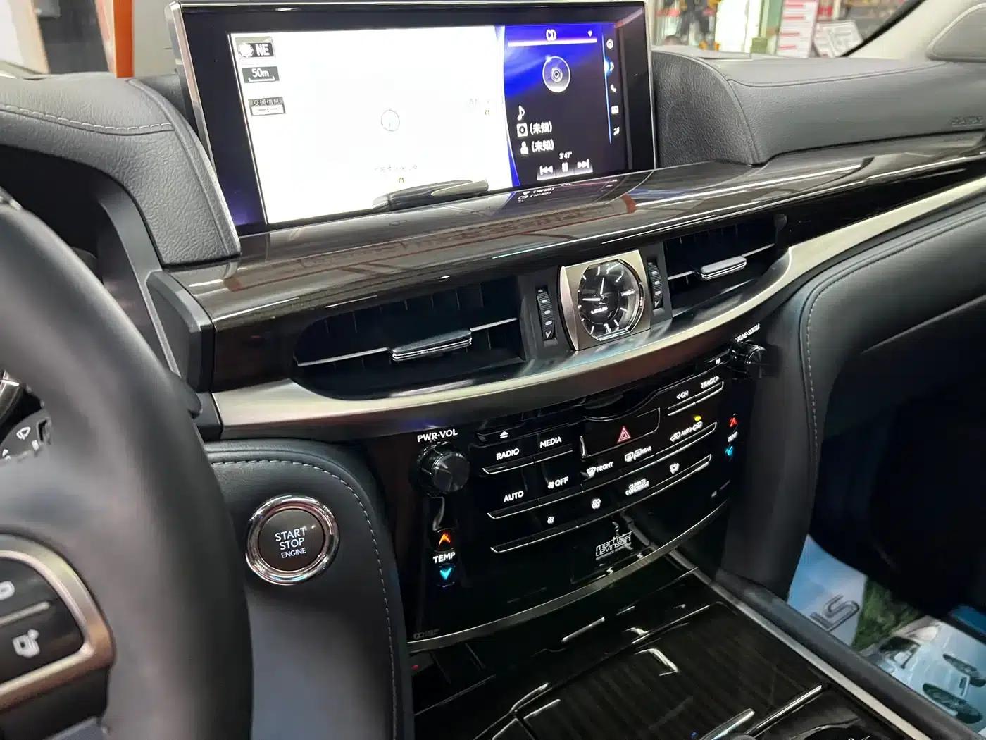 2016 Lexus LX 570 Premium Luxury Edition — миниатюра 18