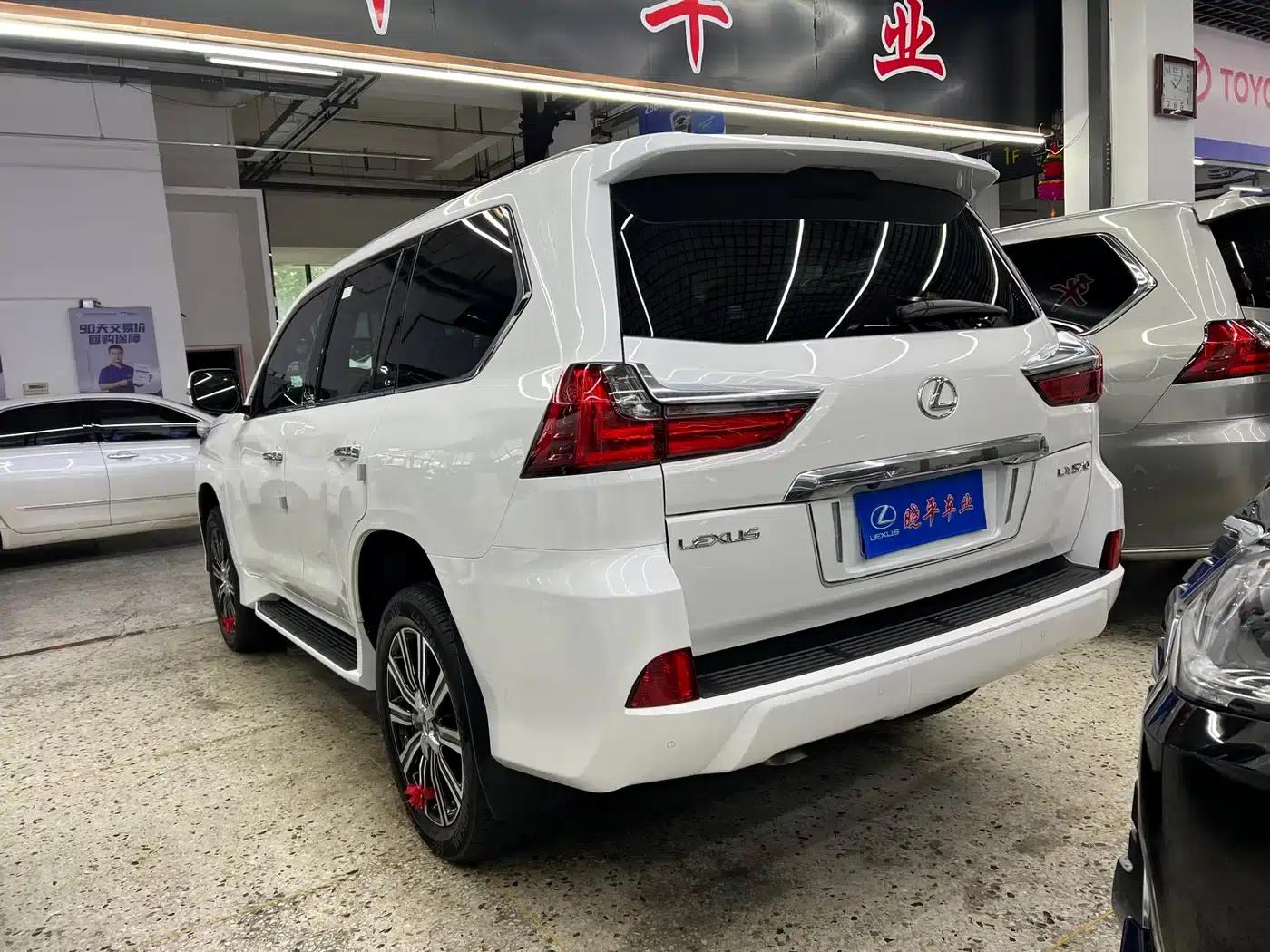 2016 Lexus LX 570 Premium Luxury Edition — миниатюра 3