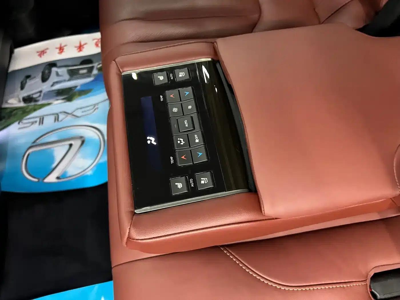 2016 Lexus LX 570 Premium Luxury Edition — миниатюра 22