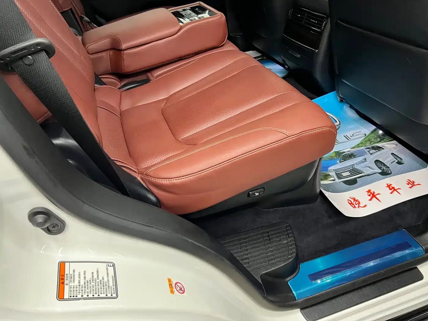 2016 Lexus LX 570 Premium Luxury Edition — миниатюра 25