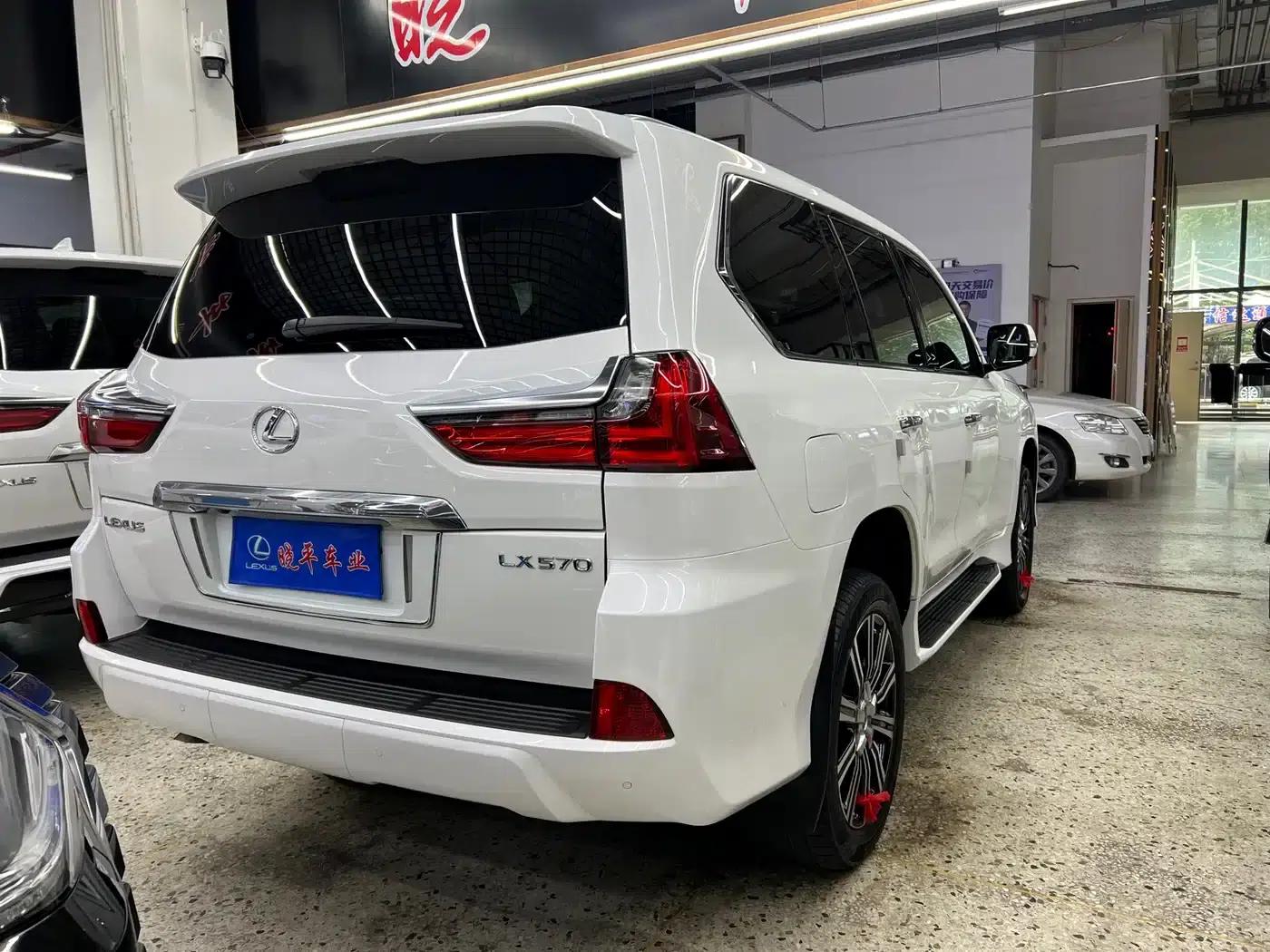 2016 Lexus LX 570 Premium Luxury Edition — миниатюра 4