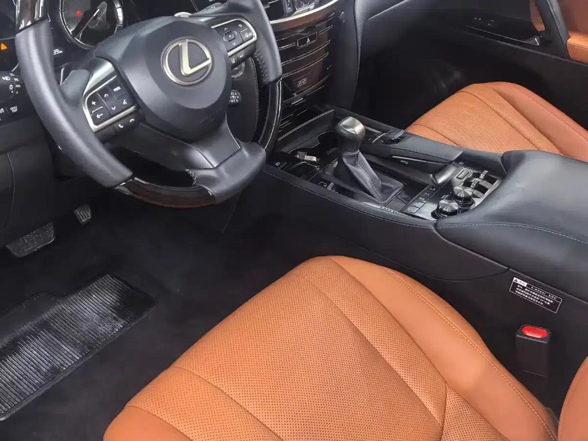 2016 Lexus LX 570 Premium Luxury Edition — миниатюра 3