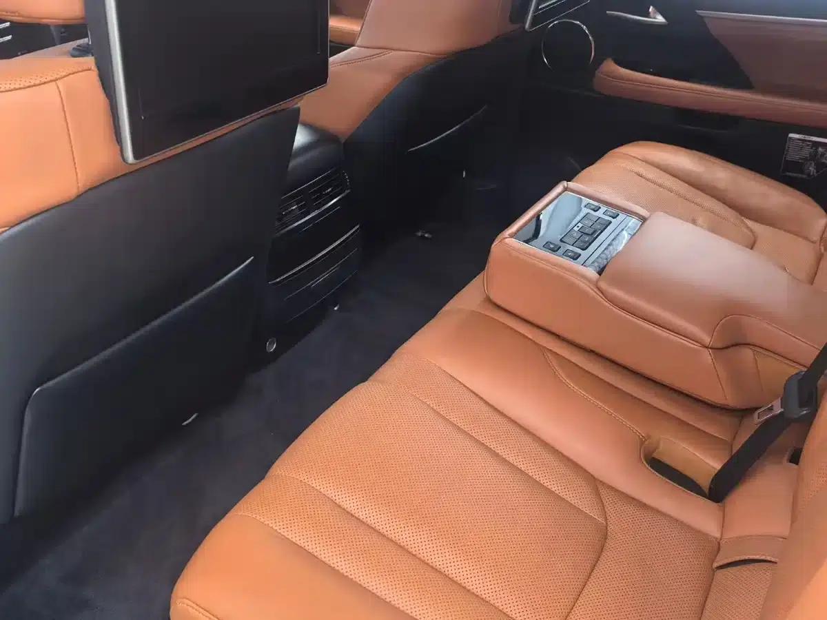 2016 Lexus LX 570 Premium Luxury Edition — миниатюра 4