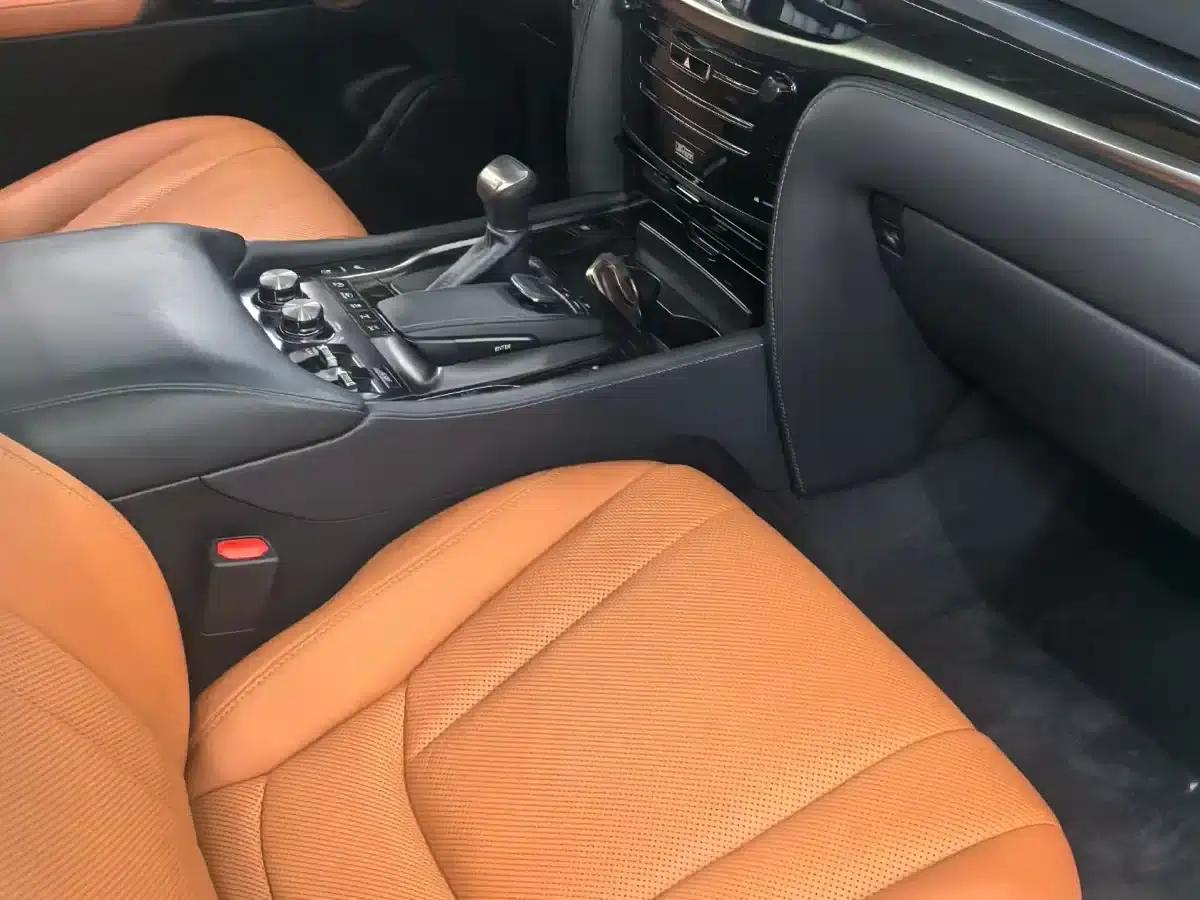 2016 Lexus LX 570 Premium Luxury Edition — миниатюра 6