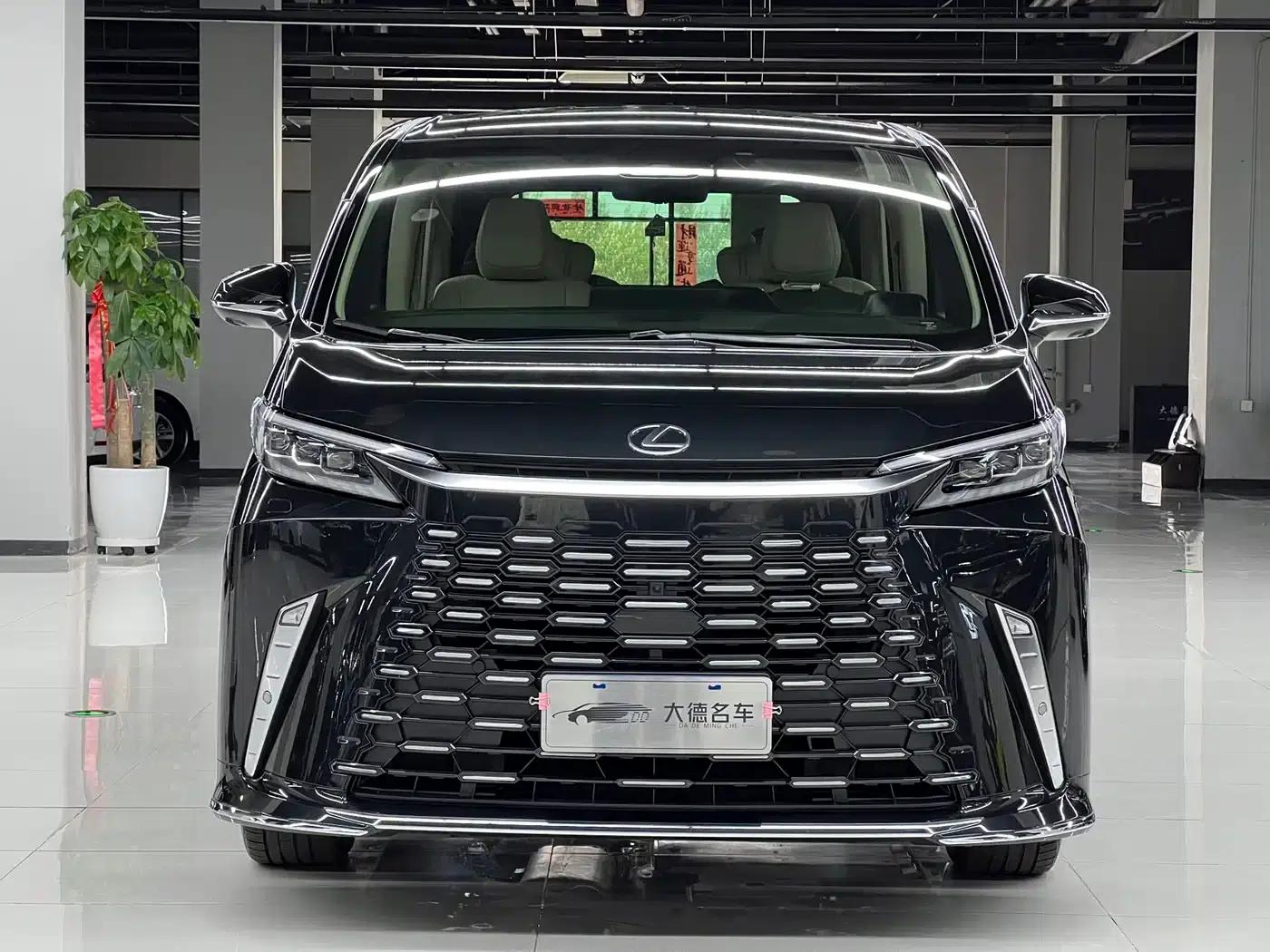 Lexus LM 2023 500h Six-Seat Premium Edition — миниатюра 2