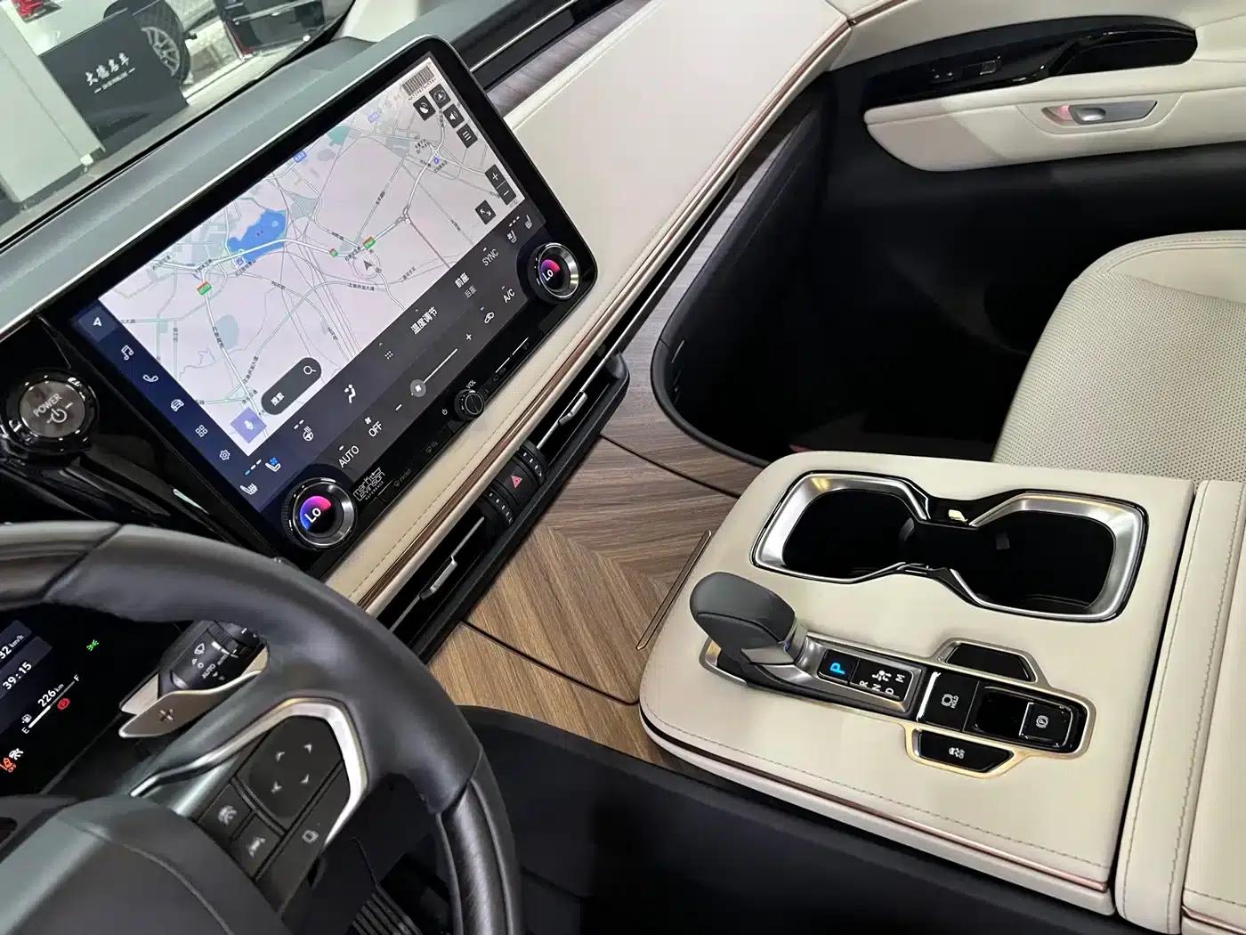 Lexus LM 2023 500h Six-Seat Premium Edition — миниатюра 24