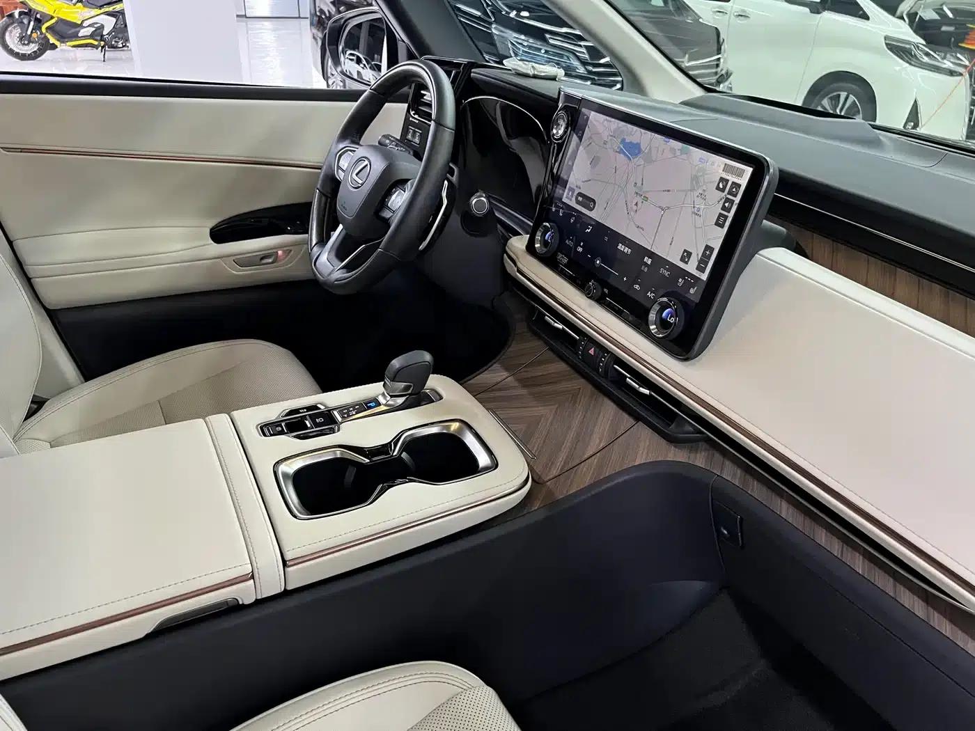 Lexus LM 2023 500h Six-Seat Premium Edition — миниатюра 26