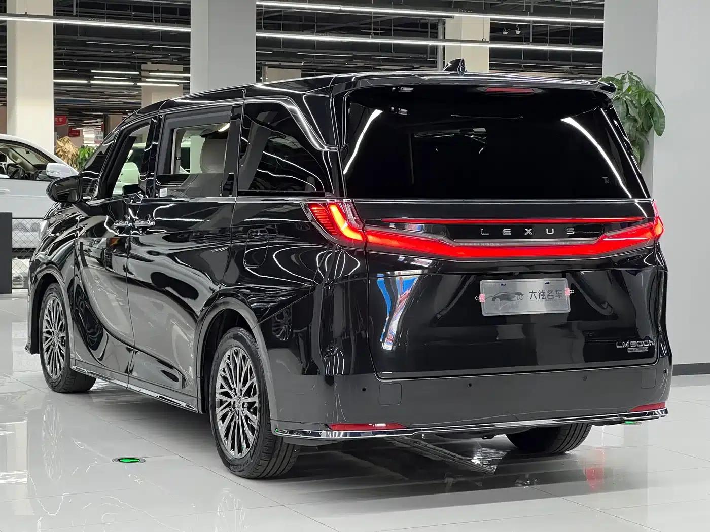 Lexus LM 2023 500h Six-Seat Premium Edition — миниатюра 6
