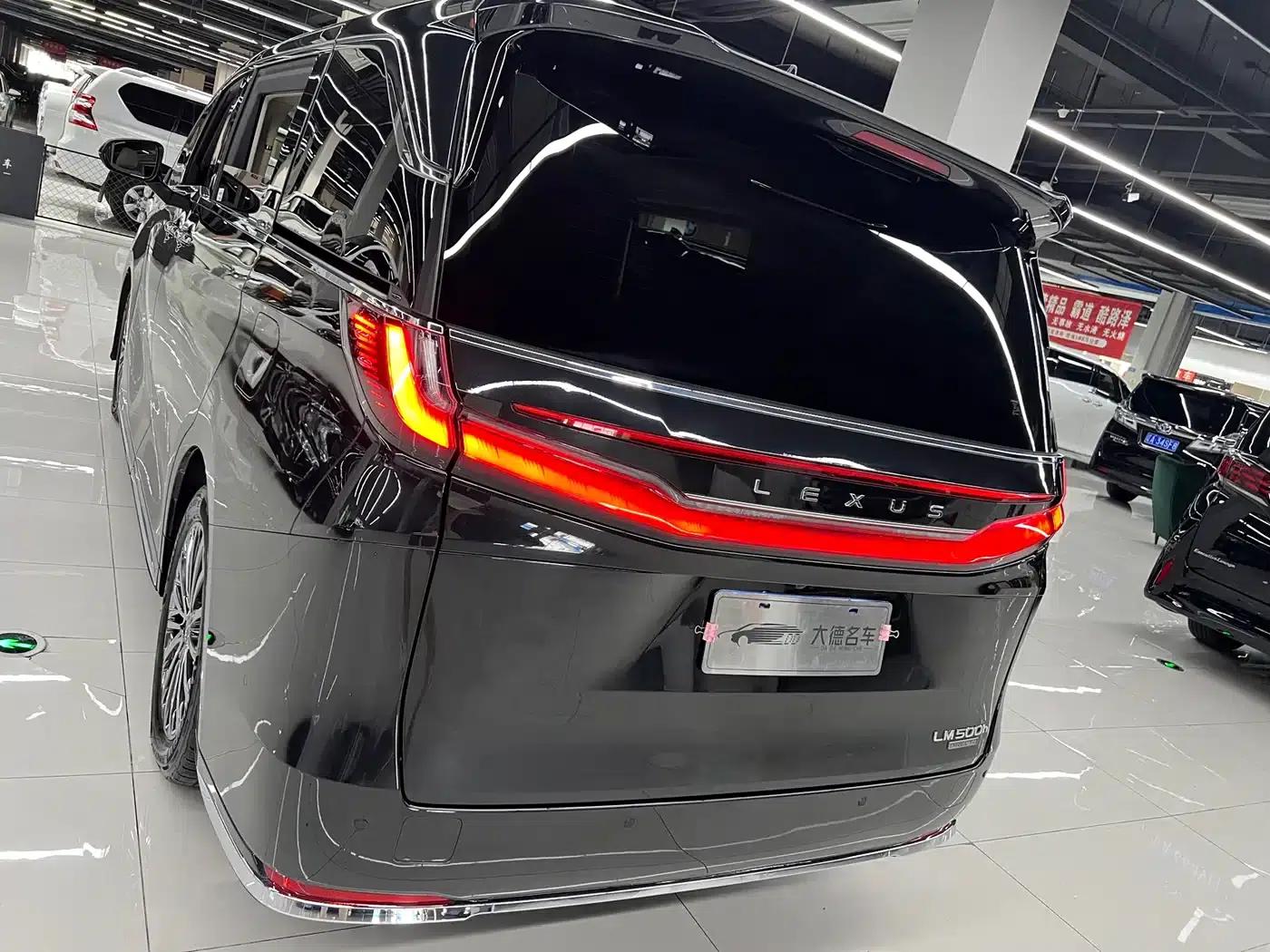 Lexus LM 2023 500h Six-Seat Premium Edition — миниатюра 7