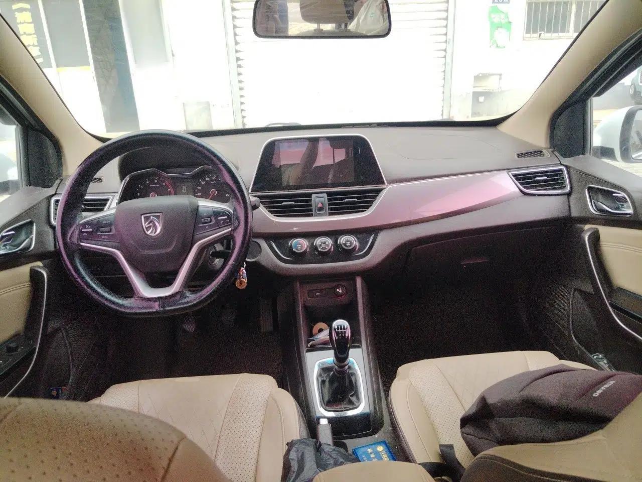 Baojun 310W 2017 1.5L Manual Fashion Model China V — миниатюра 9