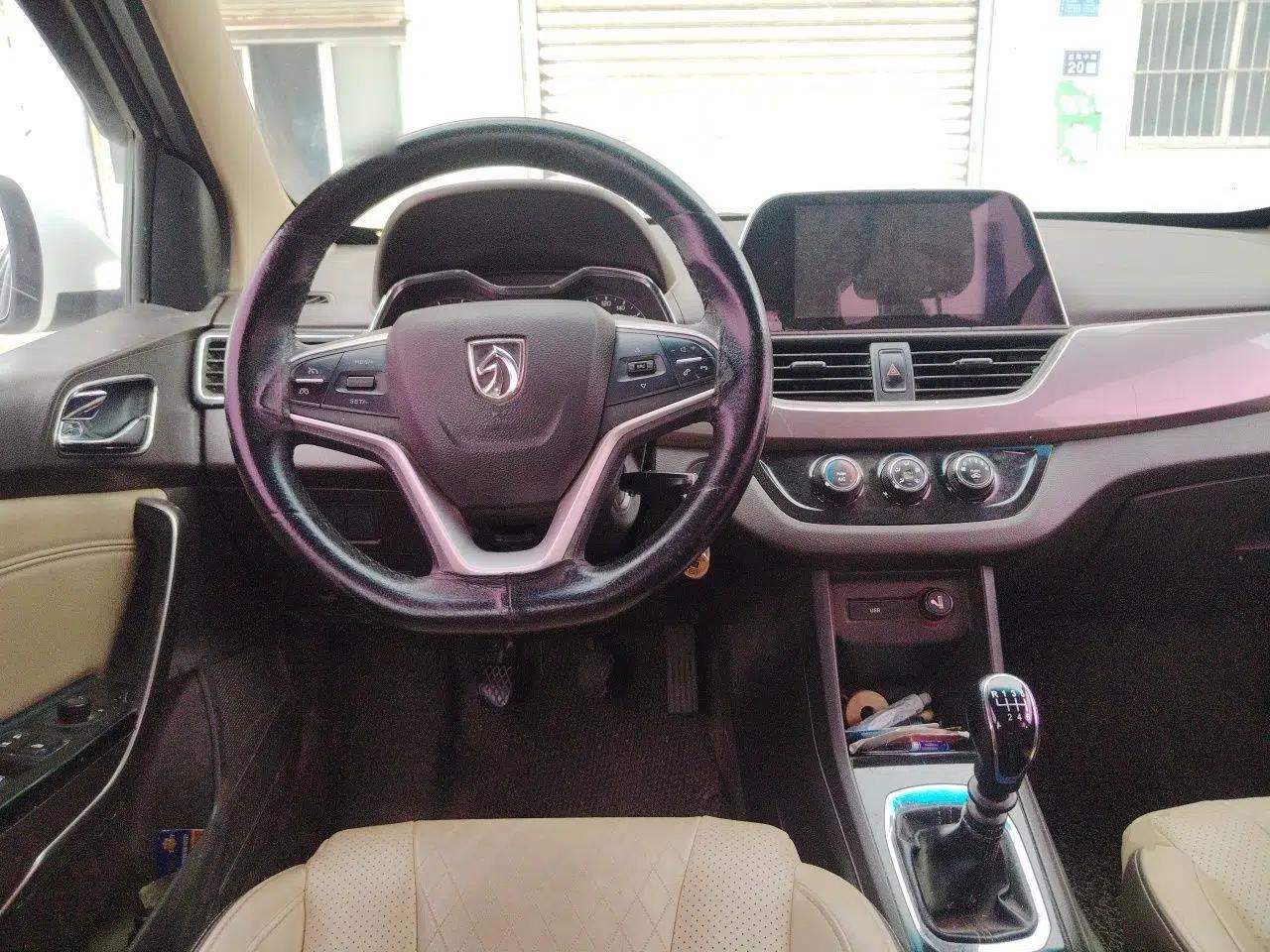 Baojun 310W 2017 1.5L Manual Fashion Model China V — миниатюра 10