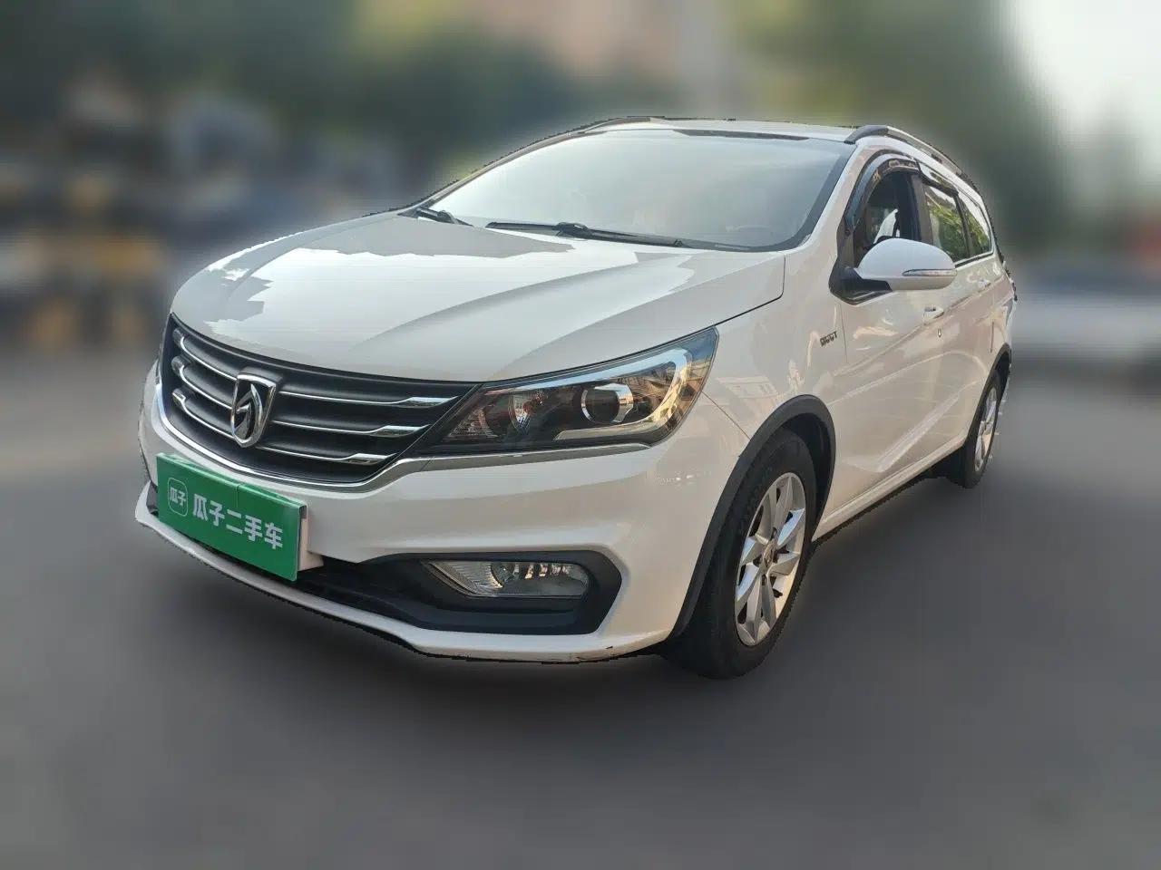 Baojun 310W 2017 1.5L Manual Fashion Model China V — миниатюра 1