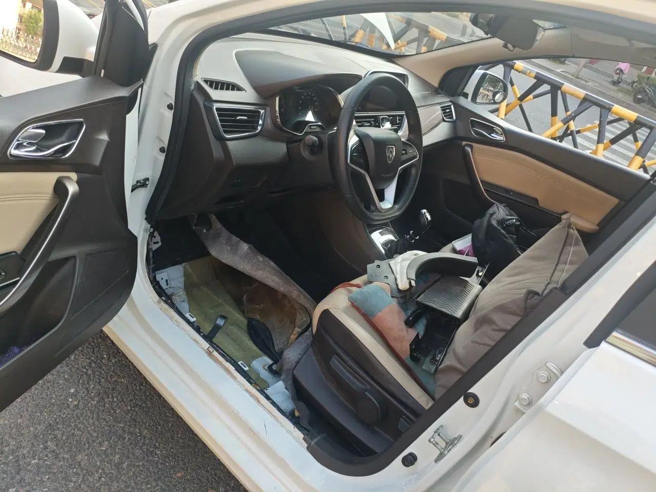 Baojun 310W 2017 1.5L Manual Fashion Model China V — миниатюра 16