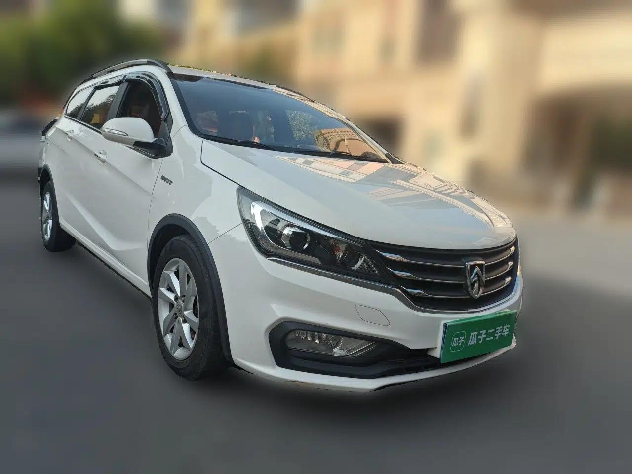 Baojun 310W 2017 1.5L Manual Fashion Model China V — миниатюра 3