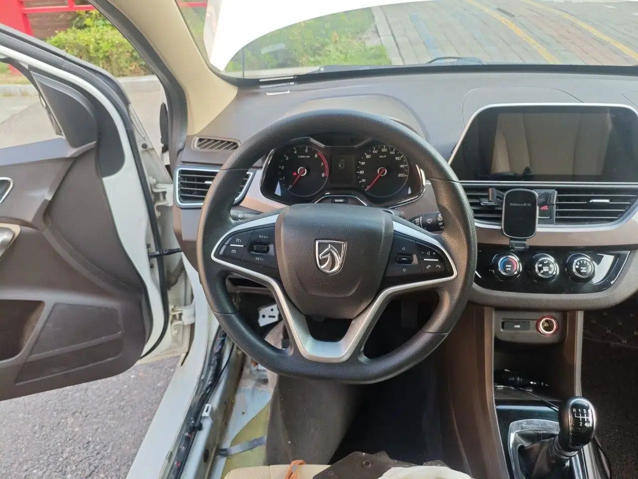 Baojun 310W 2017 1.5L Manual Fashion Model China V — миниатюра 10