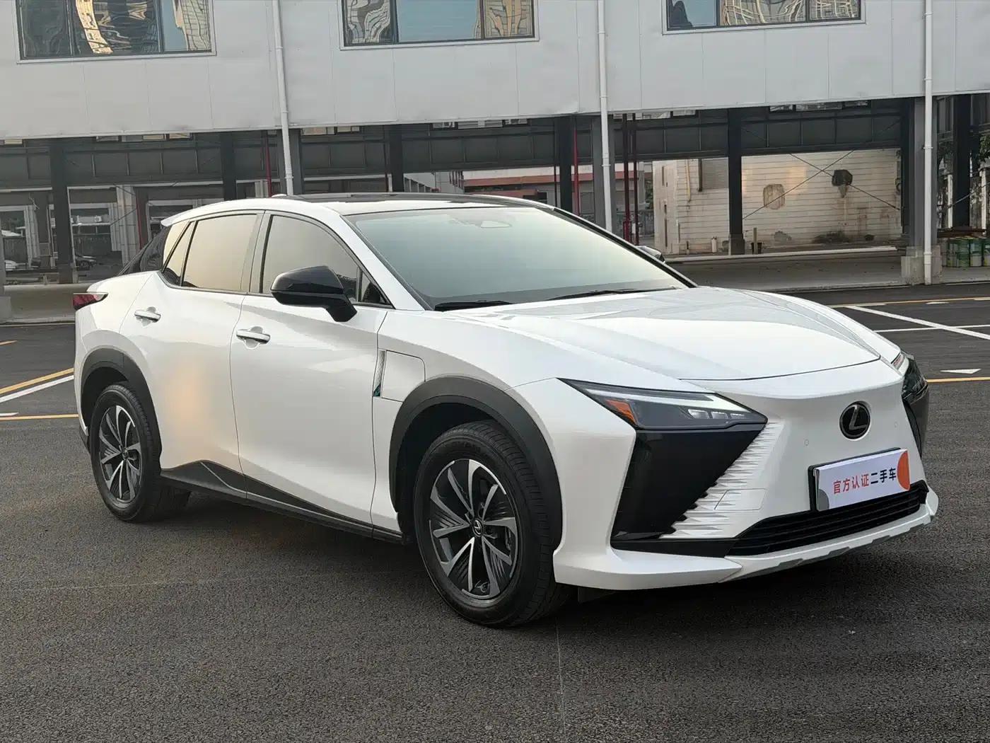 Lexus RZ 2023 450e AWD Luxury Edition — миниатюра 3