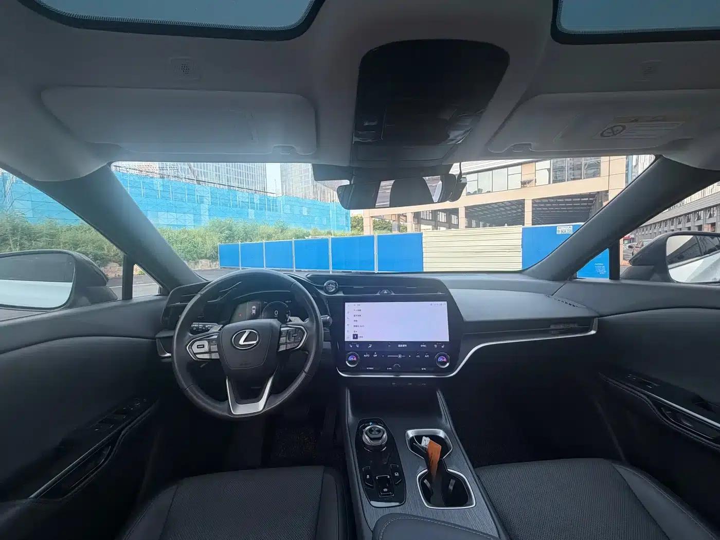 Lexus RZ 2023 450e AWD Luxury Edition — миниатюра 6