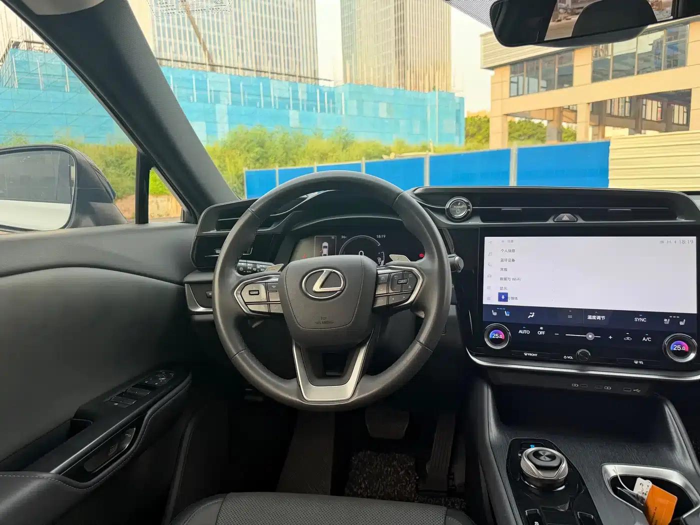Lexus RZ 2023 450e AWD Luxury Edition — миниатюра 7