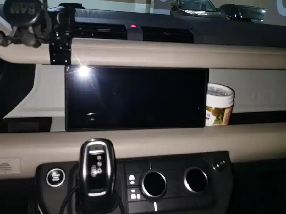 2020 Land Rover Defender 110 P400 Dark Edition — миниатюра 13