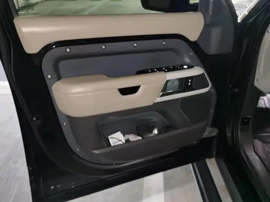 2020 Land Rover Defender 110 P400 Dark Edition — миниатюра 7