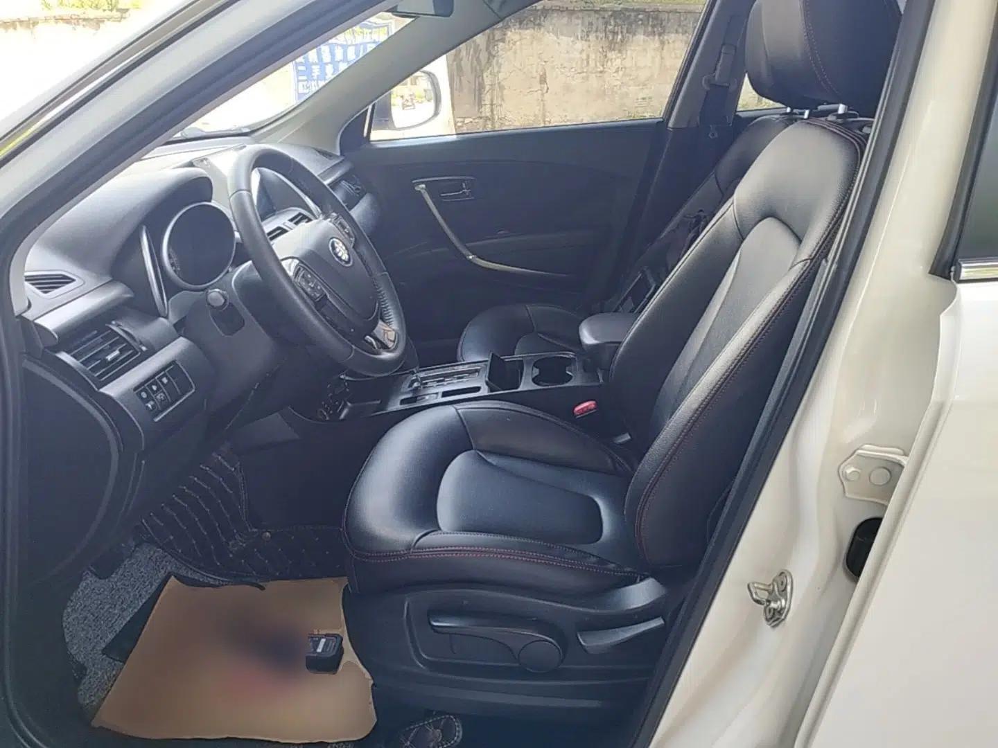 Bestune X80 2015 2.0L Automatic Comfort Anniversary Edition — миниатюра 17