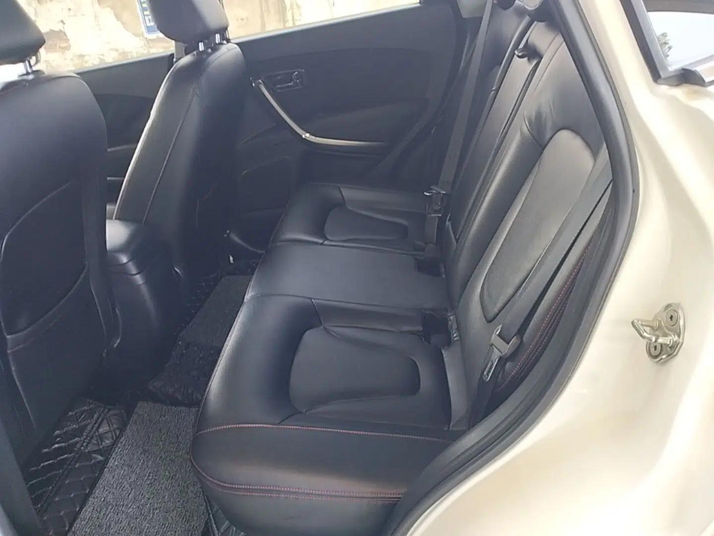 Bestune X80 2015 2.0L Automatic Comfort Anniversary Edition — миниатюра 20