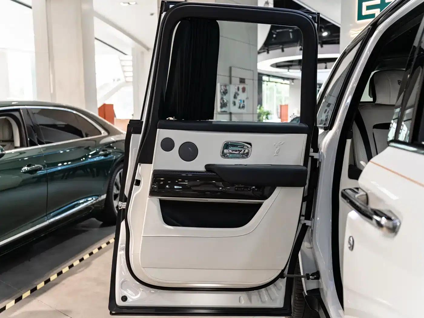 2020 Cullinan Black Badge — миниатюра 26