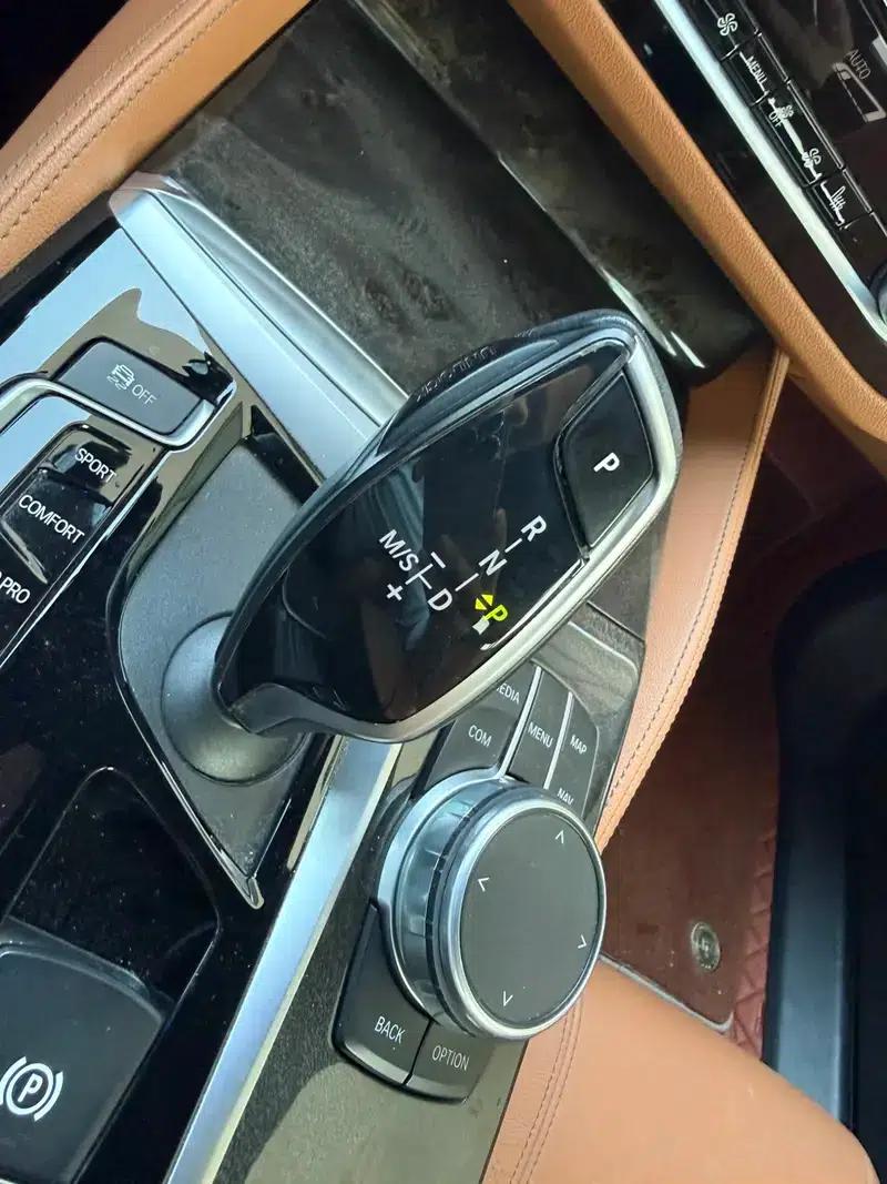 2019 BMW 5 Series 530Li Leading Edition M Sport Package — миниатюра 6