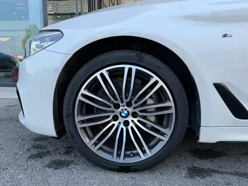2019 BMW 5 Series 530Li Leading Edition M Sport Package — миниатюра 7