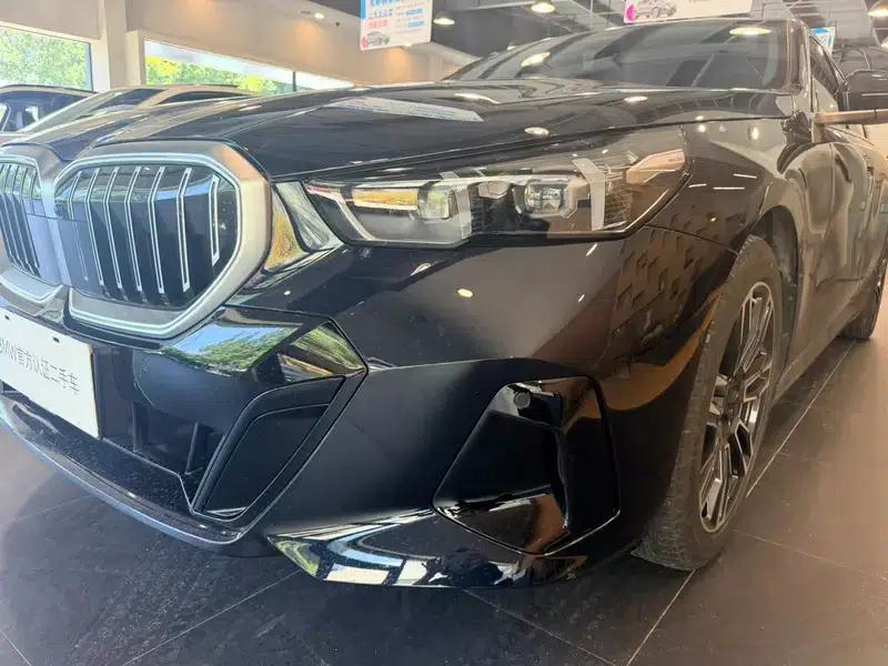 2025 BMW 5 Series 530Li Leading Edition M Sport Package — миниатюра 6