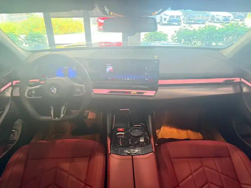 2025 BMW 5 Series 530Li Leading Edition M Sport Package — миниатюра 7