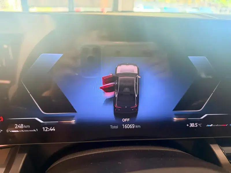 2025 BMW 5 Series 530Li Leading Edition M Sport Package — миниатюра 8