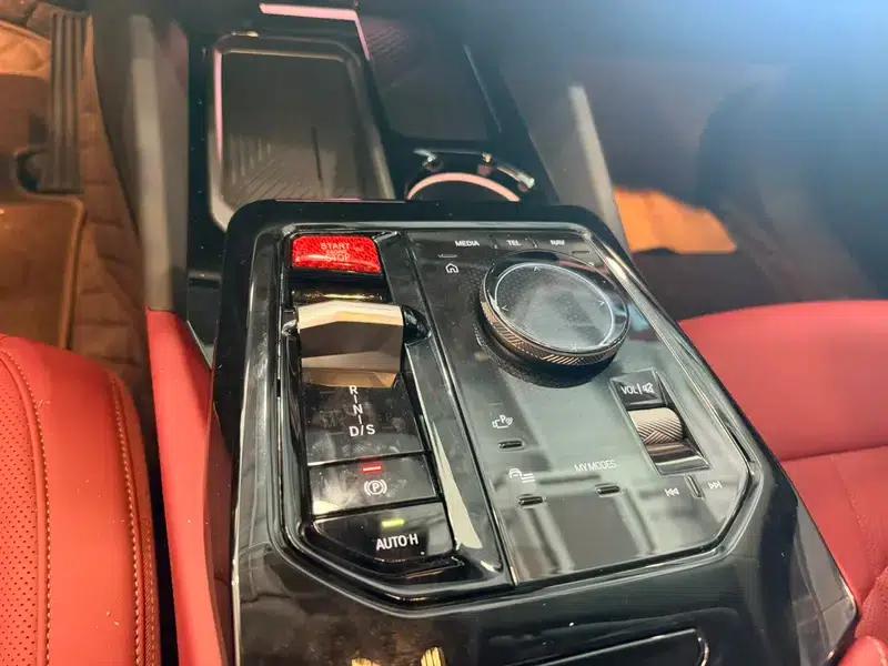 2025 BMW 5 Series 530Li Leading Edition M Sport Package — миниатюра 9