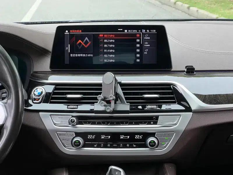 2020 BMW 5 Series 525Li M Sport Package — миниатюра 10