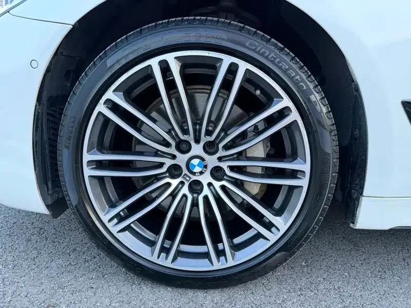 2018 BMW 5 Series 530Li Luxury M Sport Package — миниатюра 15