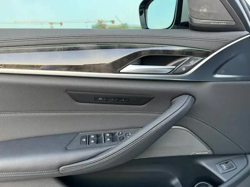 2018 BMW 5 Series 530Li Luxury M Sport Package — миниатюра 9