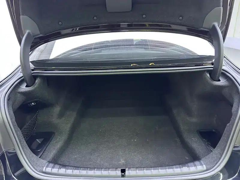 2019 BMW 5 Series 530Li Leading Edition M Sport Package — миниатюра 17