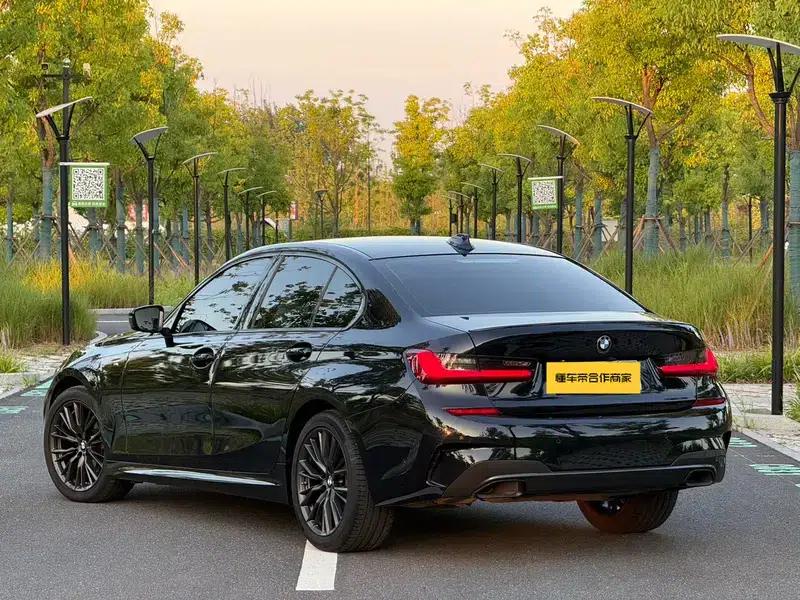 2022 BMW 3 Series 325i M Sport Shadow Edition — миниатюра 4