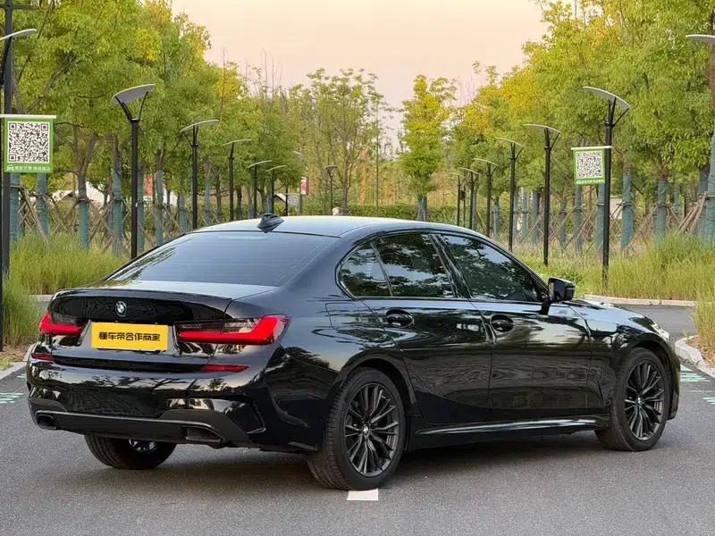 2022 BMW 3 Series 325i M Sport Shadow Edition — миниатюра 6