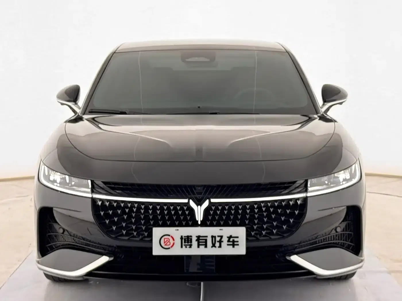 Voyah Chase Light 2024 PHEV AWD Extended Range Executive Edition — миниатюра 2