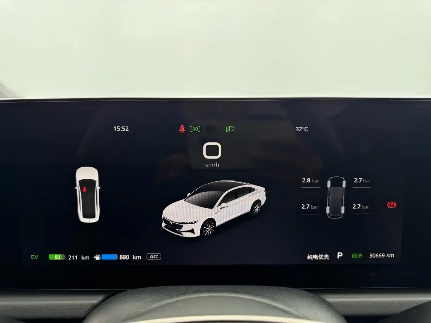 Voyah Chase Light 2024 PHEV AWD Extended Range Executive Edition — миниатюра 14