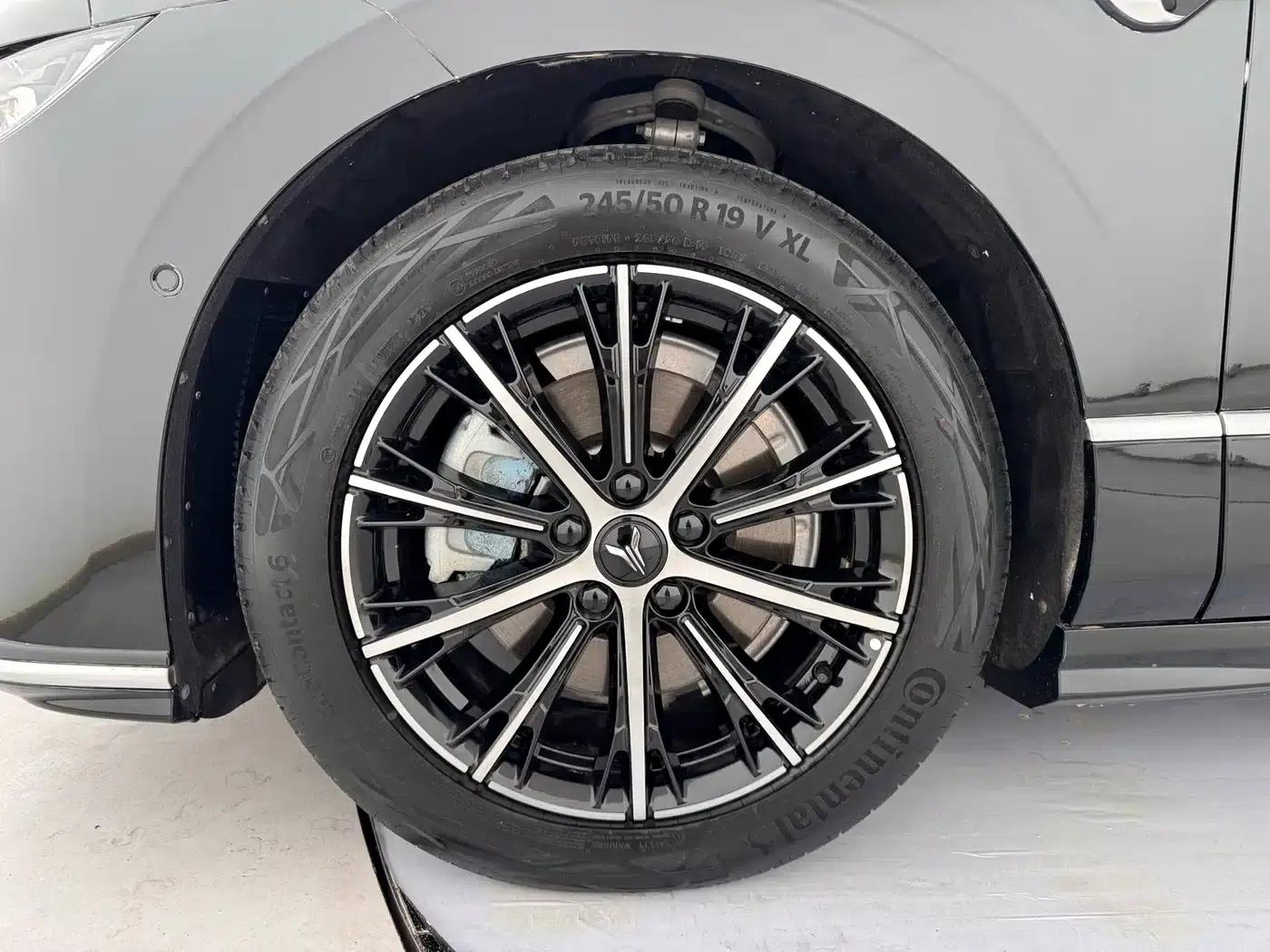 Voyah Chase Light 2024 PHEV AWD Extended Range Executive Edition — миниатюра 16