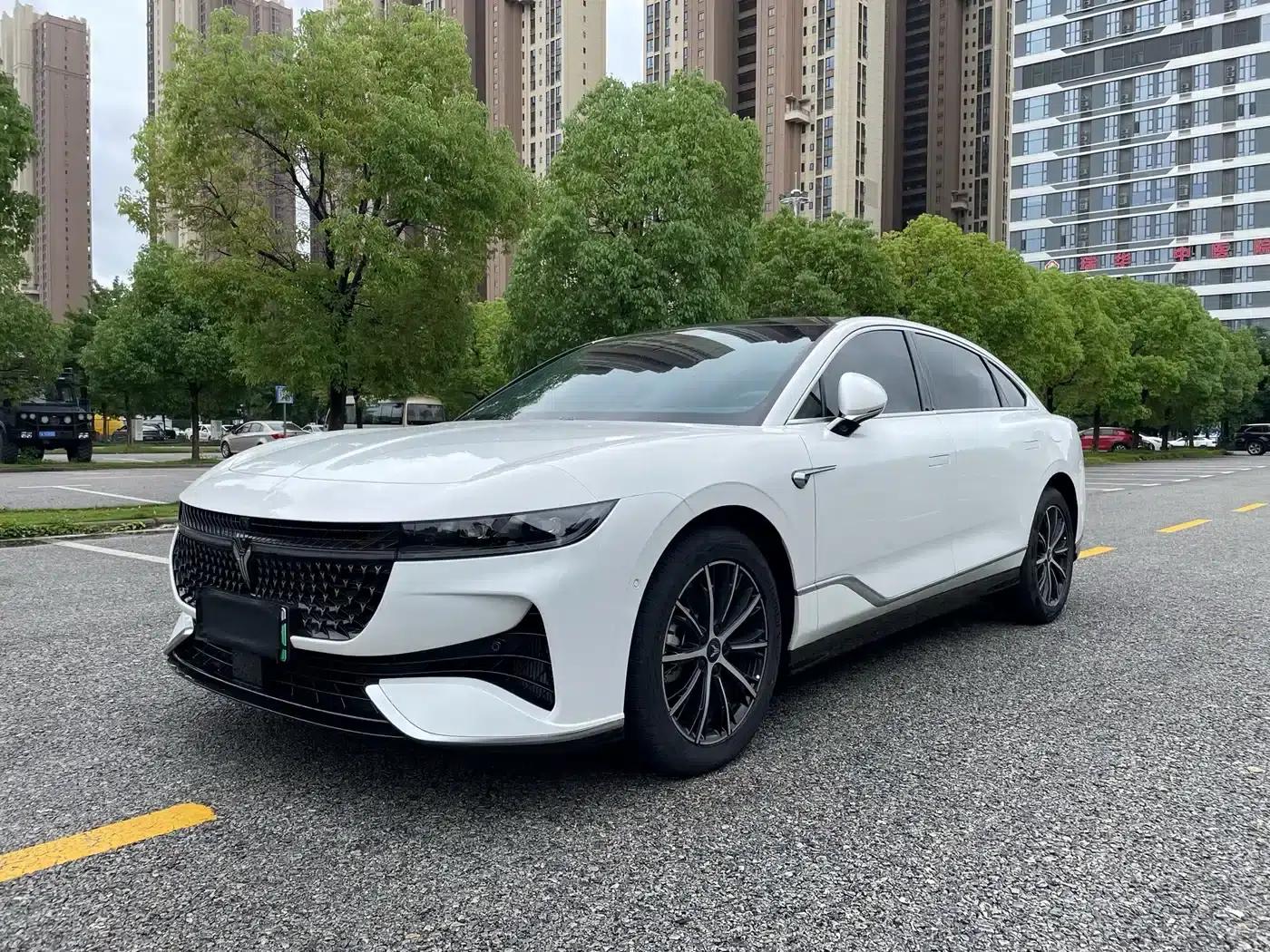 Voyah Chase Light 2024 PHEV AWD Extended Range Executive Edition — миниатюра 1