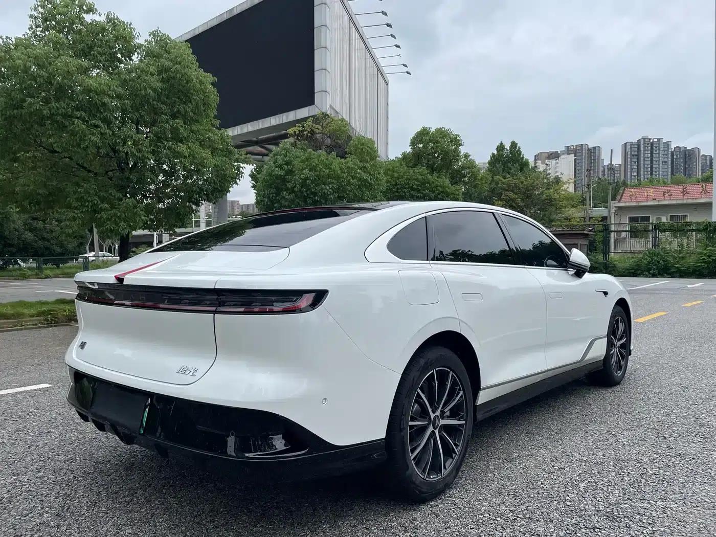 Voyah Chase Light 2024 PHEV AWD Extended Range Executive Edition — миниатюра 12