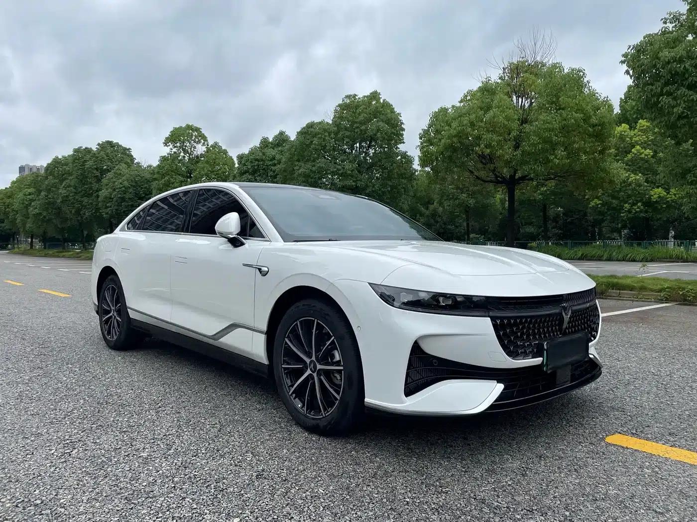 Voyah Chase Light 2024 PHEV AWD Extended Range Executive Edition — миниатюра 3