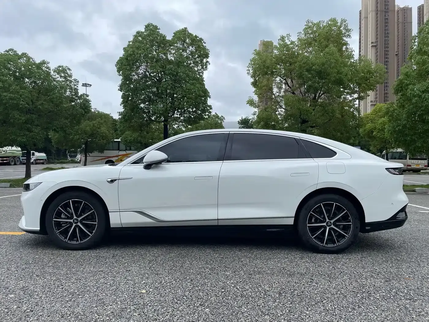 Voyah Chase Light 2024 PHEV AWD Extended Range Executive Edition — миниатюра 4