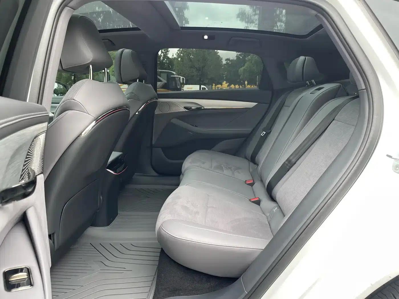 Voyah Chase Light 2024 PHEV AWD Extended Range Executive Edition — миниатюра 6