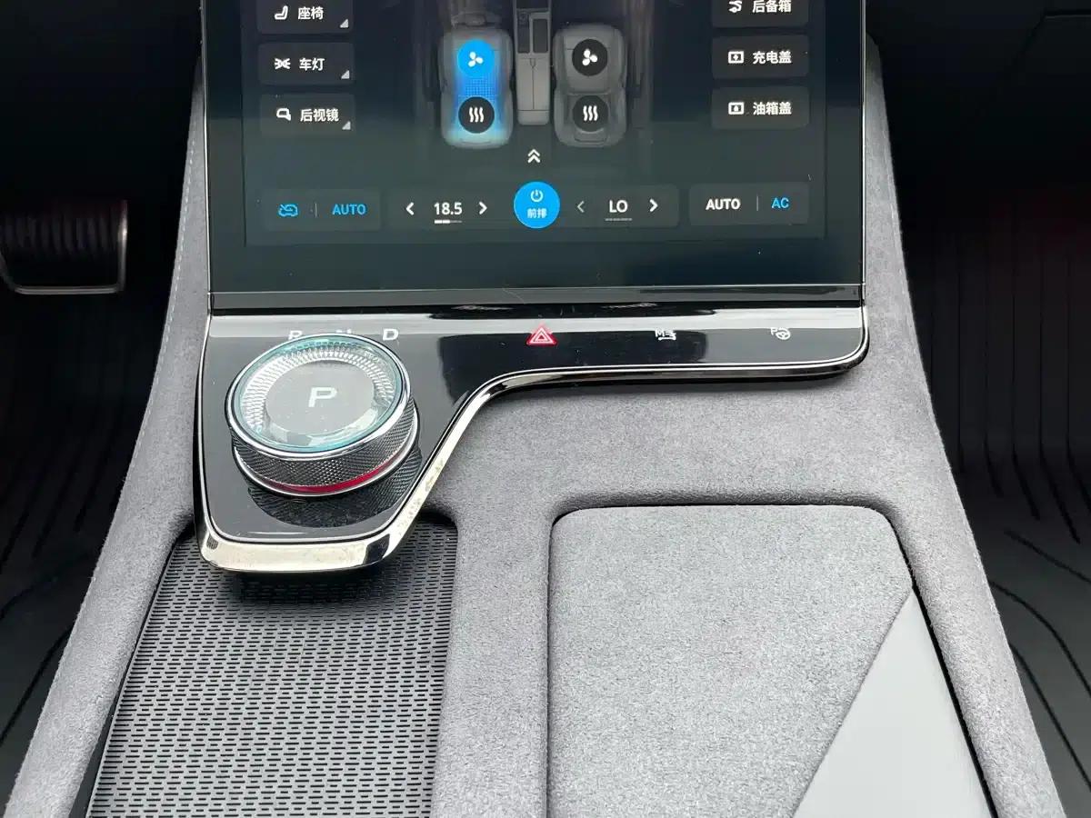 Voyah Chase Light 2024 PHEV AWD Extended Range Executive Edition — миниатюра 8
