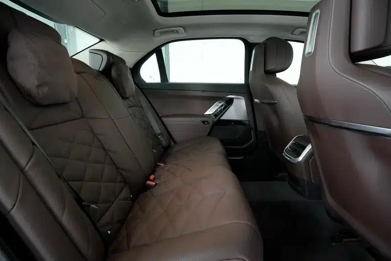 2023 BMW 7 Series 735Li M Sport Package — миниатюра 15