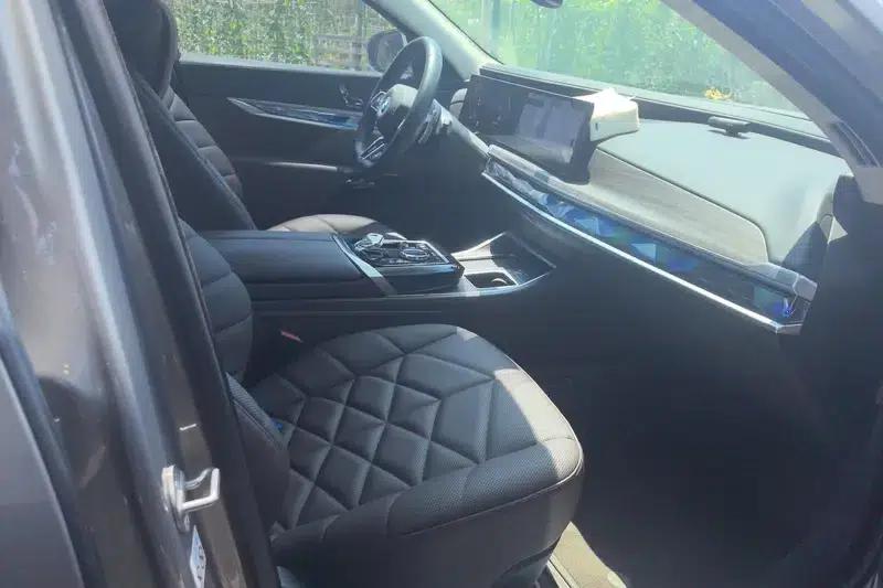 2023 BMW 7 Series 735Li M Sport Package — миниатюра 9